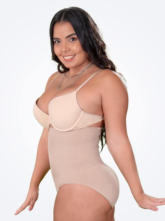 Seamless high-waisted shorts with butt-lift design